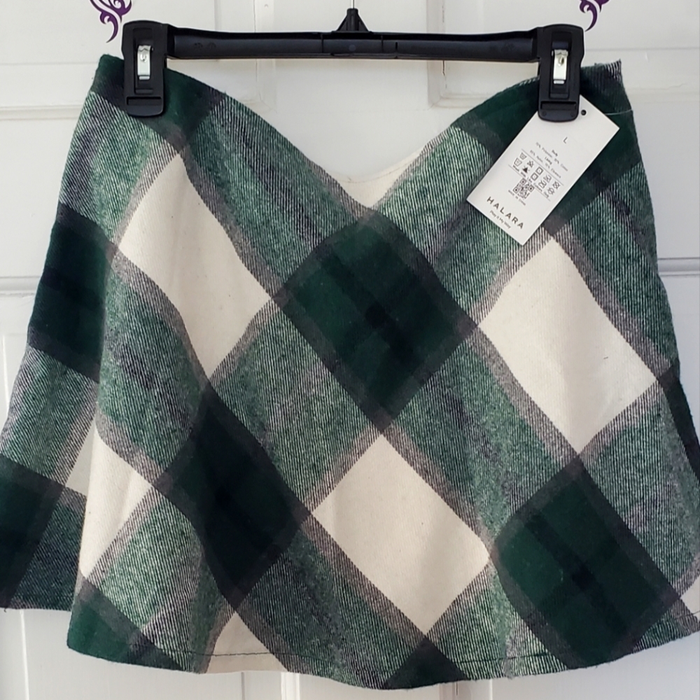 Halara brand L green flannel skort